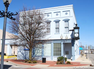 Picture of the Salin Bank in downtown Avon. 