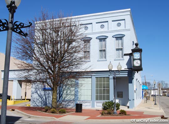 Picture of the Salin Bank in downtown Avon, Indiana