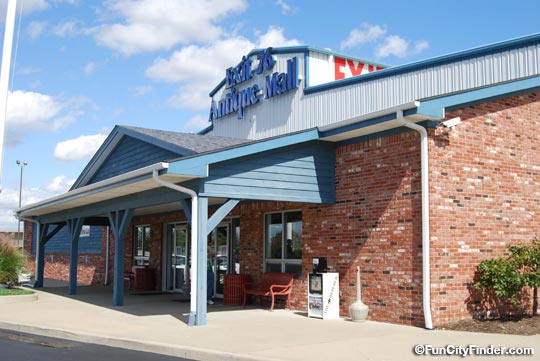 Photograph of the exterior of the Edinburgh Antique Mall in Edinburgh, Indiana