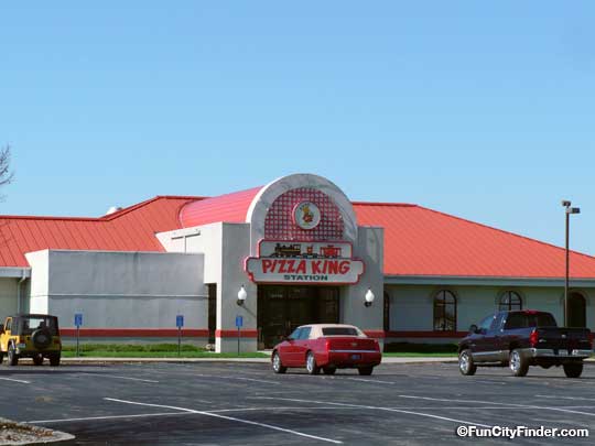 Picture of the exterior of the Pizza King Station restaurant in Franklin, Indiana