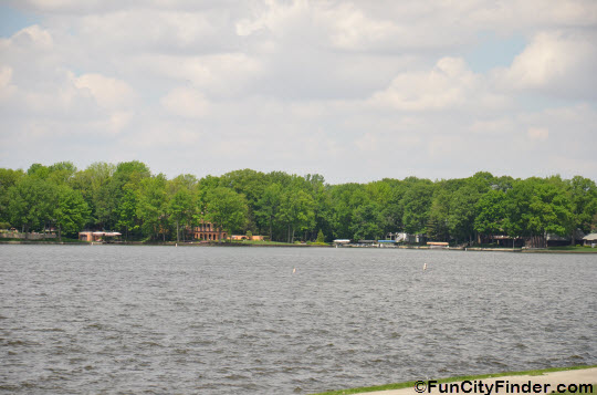 More houses on Morse Lake