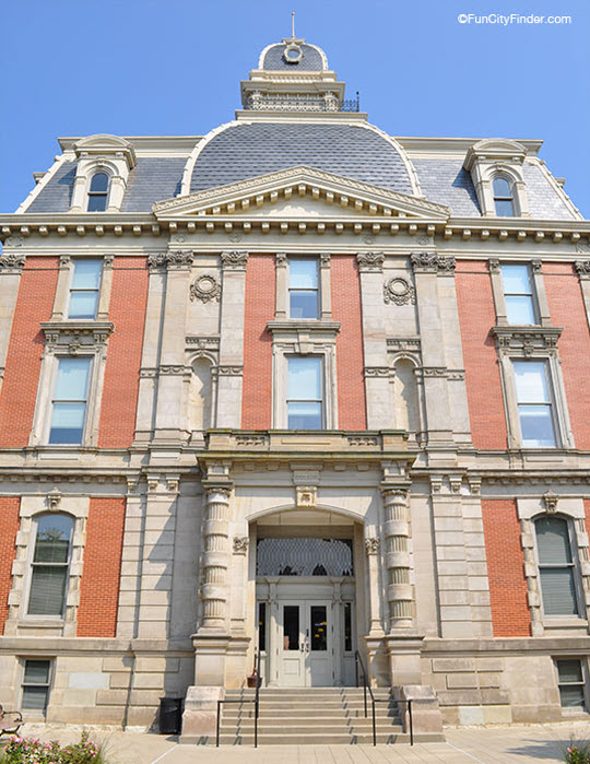 Hamilton-County-courthouse-in-downtown-Noblesville-Indiana-540